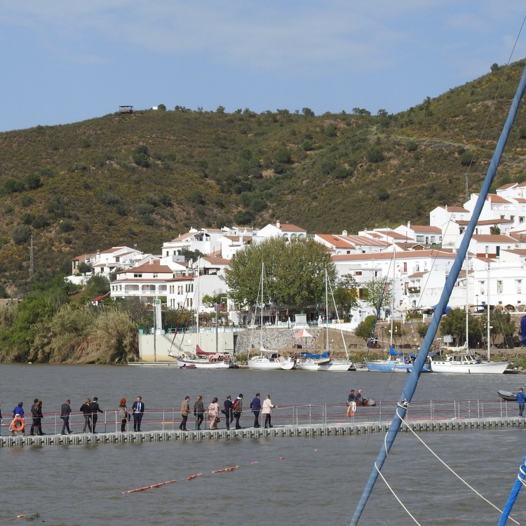 Line of people in Alcoutim